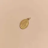 Dije de oro amarillo 18k con la imagen de la Virgen Milagrosa.