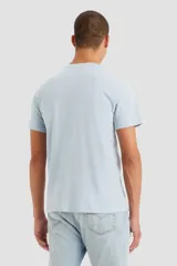Remera celeste de manga corta Levi's, con cuello redondo y pequeño logo rojo bordado en el pecho.