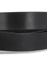 Cinturón de cuero natural liso color negro, con hebilla metálica ovalada color dorado, pasador de cuero y siete agujeros para ajuste.