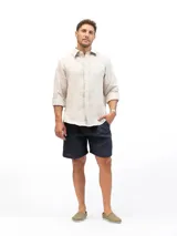 Camisa de manga larga confeccionada en 100% lino natural, con cuello clásico y cierre frontal de botones. Presenta un calce relajado y una textura ligera, ideal para climas cálidos.