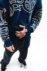 Sweater tejido reversible con cuello alto, puños y ruedo acanalados. Un lado es azul marino con diseño de letras en blanco y el otro lado es gris con diseño de letras en azul marino. Corte BoxyFit/RegularFit.