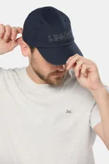 Gorro con visera de lona en color azul marino, con diseño de seis paneles y bordado frontal con la palabra Legacy. Cuenta con cierre ajustable en la parte posterior.
