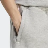 Short Adidas Adicolor con tejido French terry, color gris con tres rayas blancas a los lados y logo bordado.
