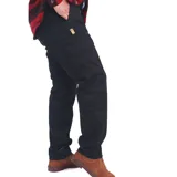 Pantalón cargo negro de gabardina de algodón con bolsillos laterales con fuelle y etiqueta amarilla con logo en el bolsillo.