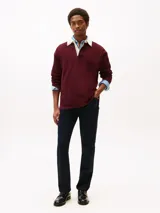 Pantalón de corte recto y estilo clásico, confeccionado en twill de algodón con un toque de elastano para mayor comodidad. Presenta el tradicional diseño de cinco bolsillos, cierre de botón con cremallera y un acabado versátil.