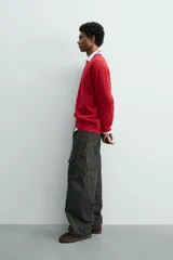 Jersey de corte regular fit, tejido en una mezcla de lana y cashmere, con cuello en pico y manga larga. Presenta acabados en rib en puños y bajo.