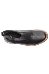 Bota corta negra de cuero sintético con textura croco, cierre lateral y suela track.