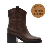 Bota texana de caña media confeccionada en cuero, con diseño de costuras decorativas, taco cuadrado y punta cuadrada.