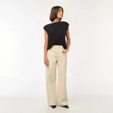 Pantalón jean color crudo, de corte wide leg y tiro alto.