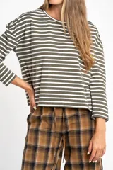 Remera de manga larga, corte al cuerpo, con rayas horizontales en color verde militar y blanco.