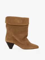 Bota de gamuza color marrón claro con caña media, punta fina y taco geométrico de madera color negro. El borde superior de la bota está doblado hacia afuera.