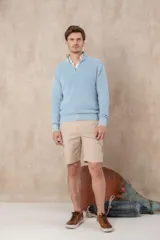 Sweater de tejido de punto con medio cierre frontal, cuello alto y mangas largas. Confeccionado en algodón con técnica de teñido pigmentado que le otorga un aspecto desgastado.