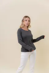 Remera de manga larga con escote redondo, confeccionada en tejido suave y elástico con calce al cuerpo.