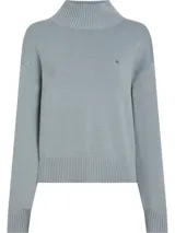 Sweater celeste de punto con cuello perkins, corte holgado y logo CK bordado en el pecho.
