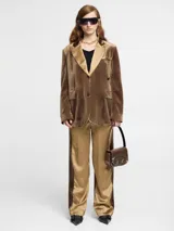 Blazer negro de terciopelo con solapa de satén y cierre con dos botones.