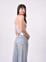 Body de tejido acanalado con breteles finos y escote redondo, diseñado con un ajuste al cuerpo.