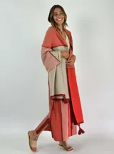 Pashmina de algodón con diseño color block en tonos naranja, coral y beige, con flecos decorativos en los extremos.