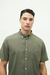 Camisa de manga corta confeccionada en una mezcla de lino y algodón, con cuello abotonado y bolsillo frontal con logo bordado.