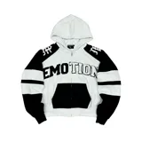 Campera hoodie con cierre frontal y bolsillos tipo canguro, en diseño bicolor blanco y negro con bloques de color, detalles estampados y estilo varsity.