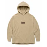 Canguro de polar color marrón con capucha, cordones de ajuste y bolsillo frontal tipo canguro. Presenta un pequeño parche rectangular con el logo de la marca en el pecho.