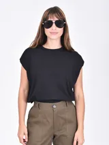 Remera negra de manga corta, con cuello redondo y corte holgado.