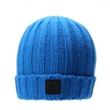Gorro de lana tejido color azul con detalle de etiqueta de cuero sintético con logo en el frente.