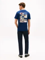 Remera de manga corta Tommy Hilfiger de color azul, con cuello redondo y logo gráfico de la marca estampado en el pecho.