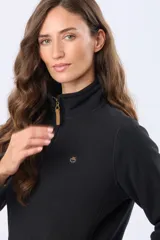 Buzo de polar color crema con cuello alto y cierre frontal parcial. Presenta detalles en cuero en el tirador del cierre y un pequeño bordado en el pecho y en la manga.