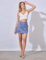 Falda estampada con short interno, marca Zac & Rachel. Tiene pretina ancha elastizada y bolsillos delanteros.