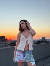 Minifalda de jean con diseño patchwork que combina denim, estampado camuflado, tela con estampado de letras y apliques de tela blanca.