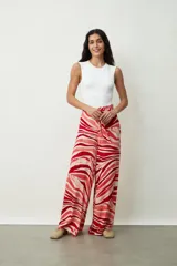 Pantalón ancho de tiro alto, color negro, con lazo para atar en la cintura.