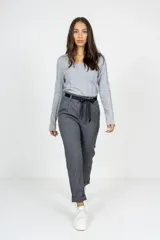 Pantalón de corte recto en color gris, confeccionado en tejido con textura. Presenta cintura elástica con lazo ajustable, bolsillos laterales y dobladillo en los tobillos.