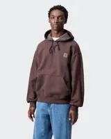 Hoodie Carhartt WIP color marrón oscuro con efecto lavado (acid wash), capucha con cordones y bolsillo canguro frontal. Presenta el logo cuadrado de la marca bordado en el pecho.