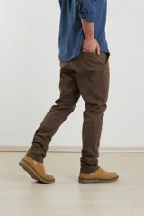 Pantalón chino de hombre color verde oscuro, corte slim, confeccionado en algodón con elastano, con triple pespunte en las costuras y botones al tono.