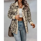 Sobre camisa de pana con estampado animal print, cuello camisero, mangas largas y cierre frontal con botones.