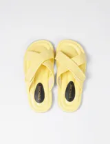 Sandalias negras con tiras cruzadas y ajuste con velcro.