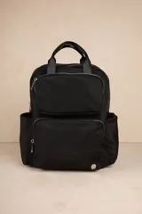 Mochila color verde militar de nylon con asa fija doble, dos bolsillos externos frontales con cierre, dos compartimentos laterales y un compartimento interno grande.