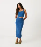 Blusa cropped de punto color azul con escote cuadrado y tirantes anchos.