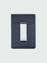 Tarjetero de cuero sintético texturizado color negro de la marca Boss, con pinza metálica plateada para billetes y tarjetero integrado.