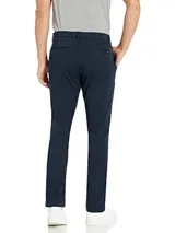 Pantalón de hombre color azul marino, corte slim, confeccionado en mezcla de algodón elástico. Presenta cierre de botón y cremallera, con bolsillos laterales y traseros.