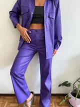 Pantalón lila de cuero sintético con estampado croco, corte recto y tiro alto.