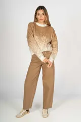 Pantalón de corte wide leg color camel, con tiro alto y ruedo desflecado.