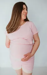 Conjunto de pijama corto rosado, apto para embarazo y lactancia. Incluye remera de manga corta con apertura para amamantar y short con elástico ajustable en la cintura. Detalle de puntillas elastizadas en remera y short.