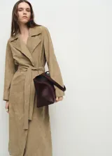 Bolso tipo tote color bordó, de diseño estructurado, con correa para el hombro y solapa frontal.