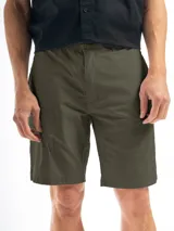 Bermuda clásica color verde militar con cintura elastizada y bolsillos laterales.