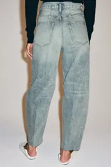 Jeans de tiro alto ZW Collection, color negro con efecto deslavado, corte tapered y diseño bombacho con raya planchada al frente.