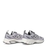 Championes de running New Balance modelo 410, en tonos lila y gris. Presentan una estructura de malla transpirable con refuerzos sintéticos, el logo N característico en los laterales y una suela con tecnología AT Tread para mayor tracción.