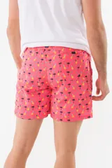 Short de baño azul con estampado de flamencos.
