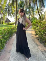 Vestido largo fucsia con breteles finos y detalle de tachas doradas en los breteles.