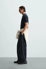 Camiseta negra de punto con cuello redondo, manga corta y corte regular. Tejido de viscosa con acabado en rib.